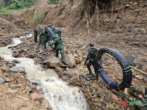 Troops and militiamen wholeheartedly support flood-hit victims in Dien Bien