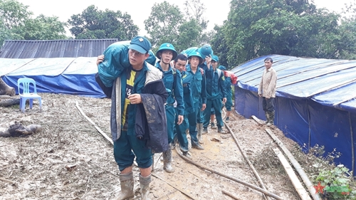 Troops and militiamen wholeheartedly support flood-hit victims in Dien Bien