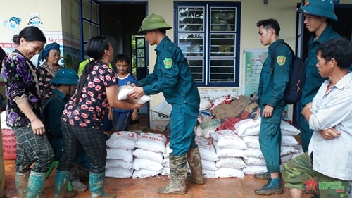 Troops and militiamen wholeheartedly support flood-hit victims in Dien Bien