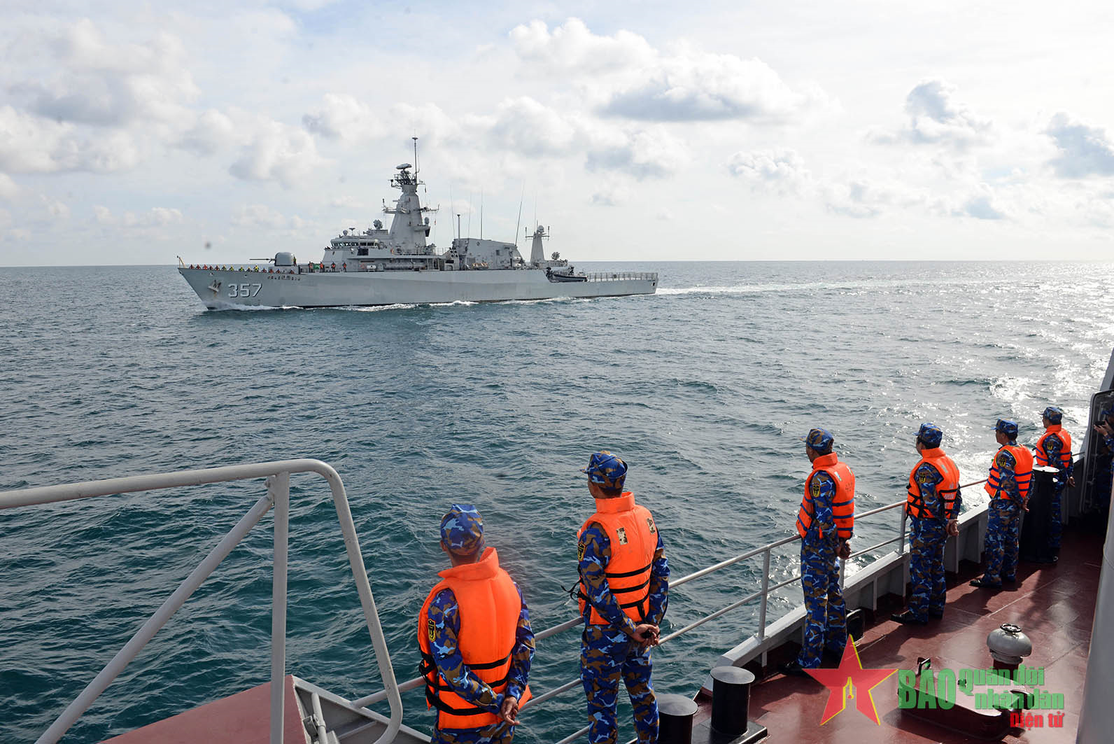 View - 	Vietnamese and Indonesian navies conduct joint training exercise at sea