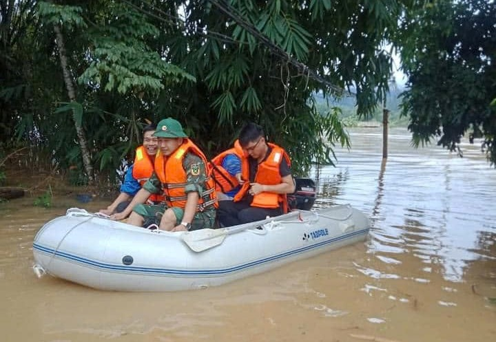 Troops and militiamen assist people in overcoming flood consequences