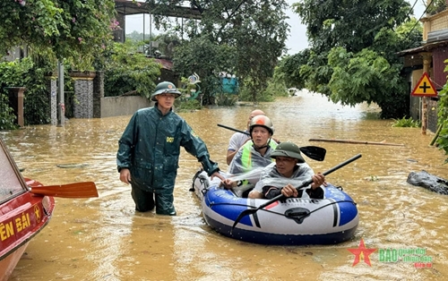 Uncle Ho’s soldiers exert all-out efforts to support flood-hit people