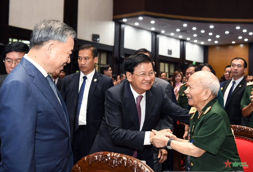 Lao leader meets with former Vietnamese volunteer soldiers