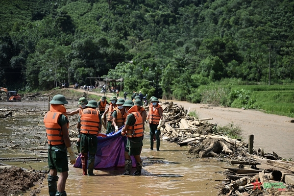 Troops exerting all-out efforts to help people in Lang Nu