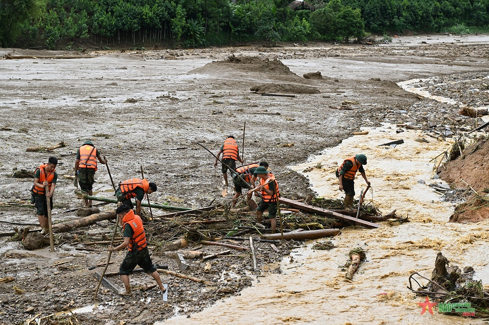 Troops exerting all-out efforts to help people in Lang Nu