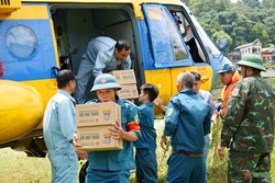 Regiment 916’s Helicopters Bring Relief Goods to Flood-hit Localities in Cao Bang