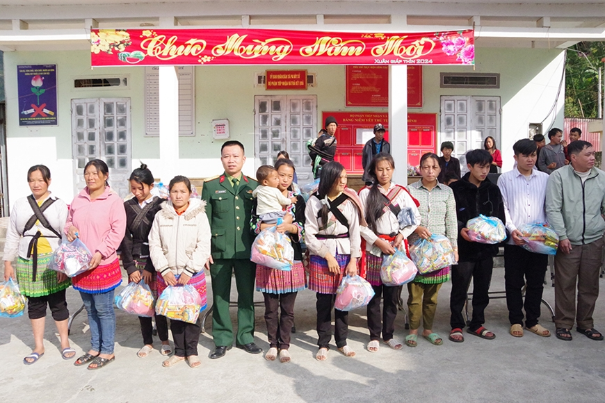 Soldiers help students to school
