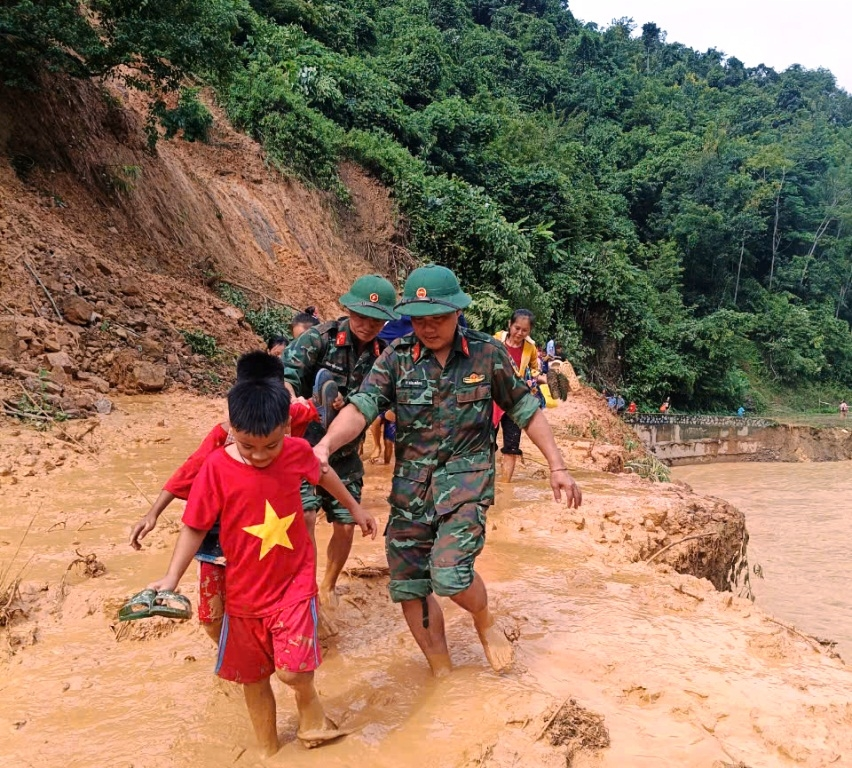 Troops and militiamen help people overcome flood and landslide consequences