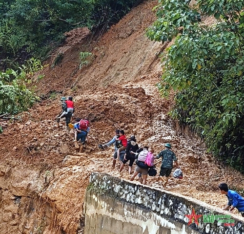 Troops and militiamen help people overcome flood and landslide consequences