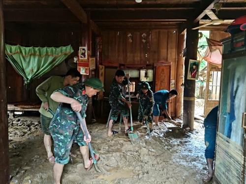 Troops and militiamen help people overcome flood and landslide consequences