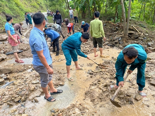 Troops and militiamen help people overcome flood and landslide consequences