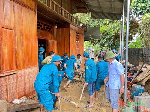 Troops and militiamen help people overcome flood and landslide consequences