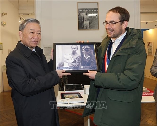Top leader pays floral tribute to President Ho Chi Minh in France s ...