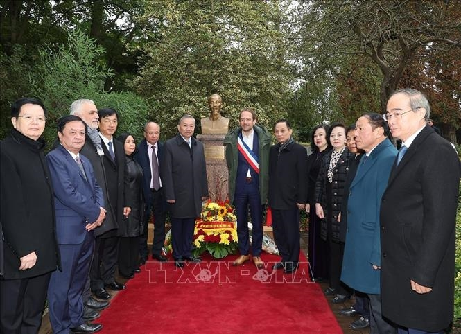 Top leader pays floral tribute to President Ho Chi Minh in France s ...