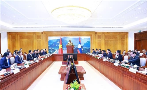 Vietnamese PM meets with Lao N.A. Chairman in Vientiane