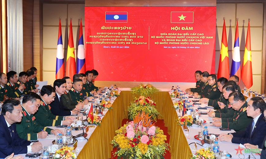 View - 	Vietnamese, Lao defense ministers hold talks