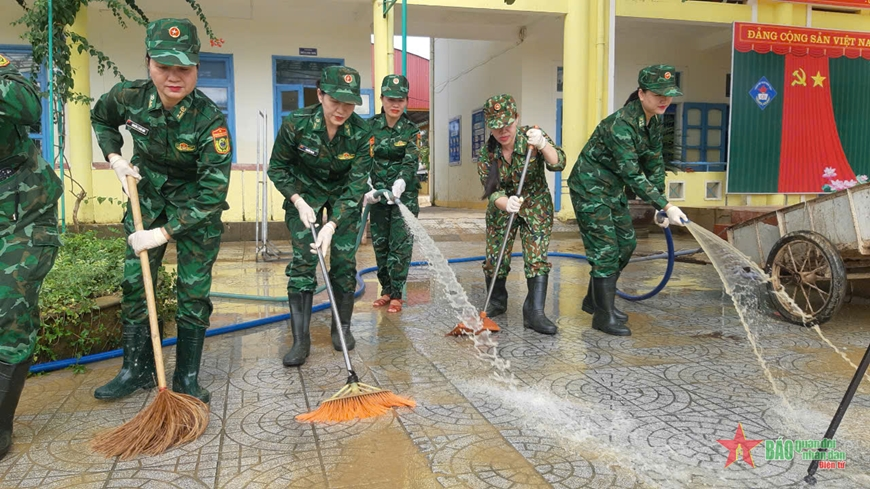 Quang Binh border troops help people surmount flood aftermath