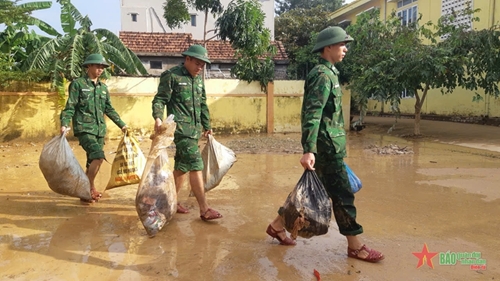Quang Binh border troops help people surmount flood aftermath