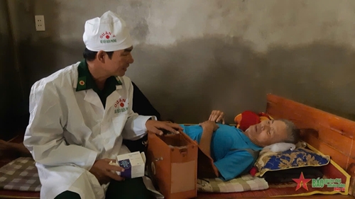 Quang Binh border troops help people surmount flood aftermath