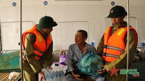 Quang Binh border troops help people surmount flood aftermath