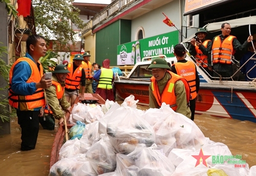 Quang Binh border troops help people surmount flood aftermath