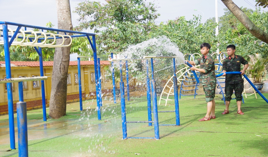 Troops help people overcome flood aftermath in Quang Binh