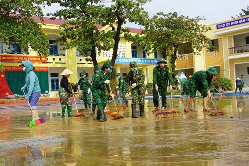 Troops help people overcome flood aftermath in Quang Binh