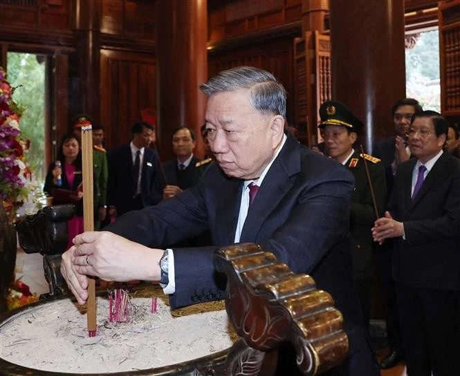Party chief pays homage to President Ho Chi Minh in Nghe An province