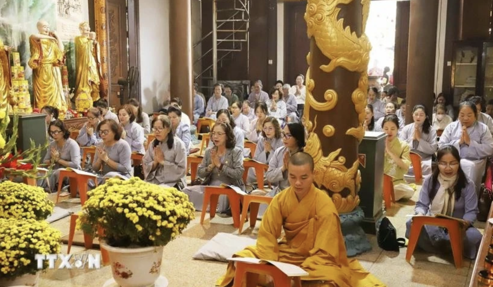Vietnamese expats in Laos gather for first full moon festival