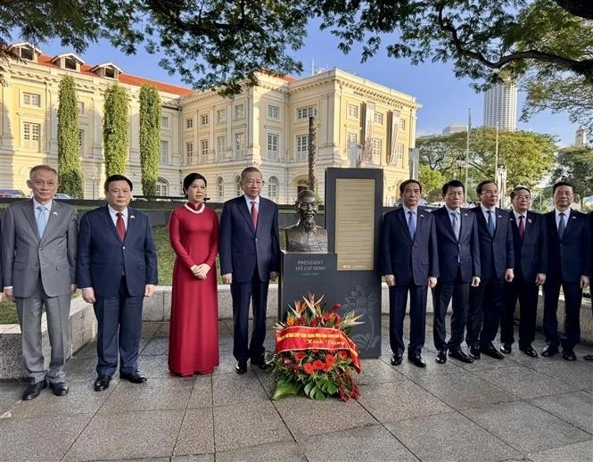 Party chief offers flowers in tribute to President Ho Chi Minh in Singapore