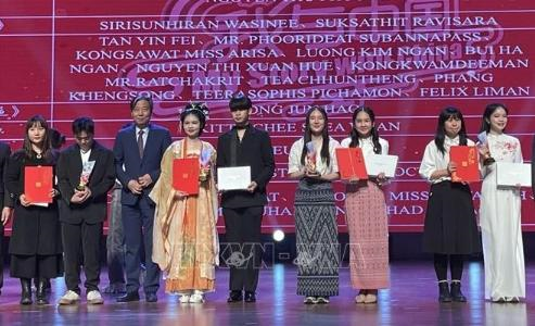 Vietnamese students win prizes at video contest in China