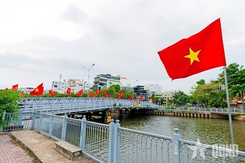 Ho Chi Minh City adorned with national flags in celebration of the ...