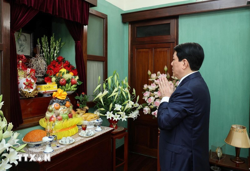 State leader pays tribute to President Ho Chi Minh