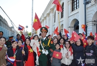Overseas Vietnamese and students warmly welcome Vietnamese troops at Red Square