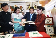 Vietnamese, Thai Prime Ministers contemplate handicraft products