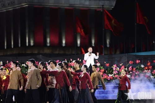 Special art program marks President Ho Chi Minh s 135th birth anniversary
