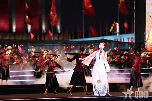 Special art program marks President Ho Chi Minh s 135th birth anniversary
