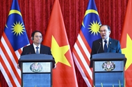 Vietnamese, Malaysian PMs hold joint press conference following Kuala Lumpur talks