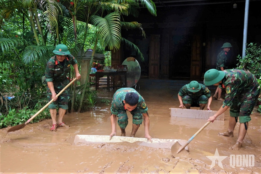Troops assist Ha Tinh people in overcoming flood consequences