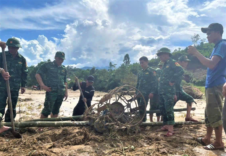 Troops and militiamen help people in flash flood-hit areas