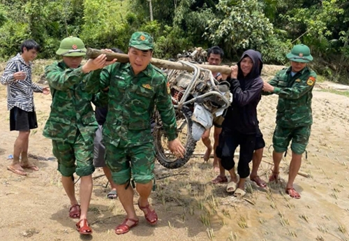 Troops and militiamen help people in flash flood-hit areas