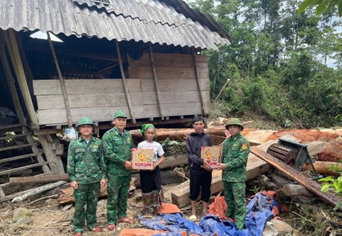 Troops and militiamen help people in flash flood-hit areas
