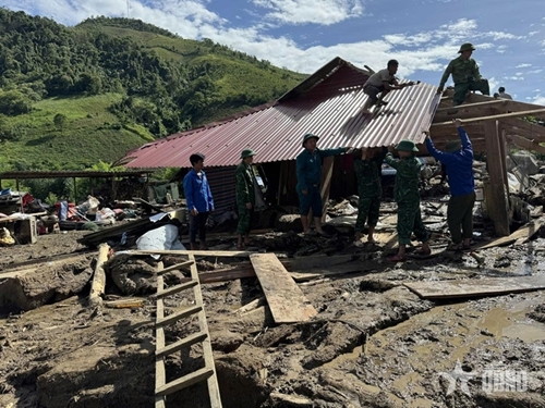Troops make efforts to help overcome flash flood consequences