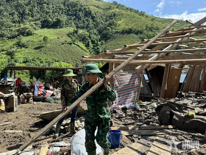 Troops make efforts to help overcome flash flood consequences
