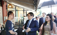 PM Pham Minh Chinh visits family of Vietnamese national in France
