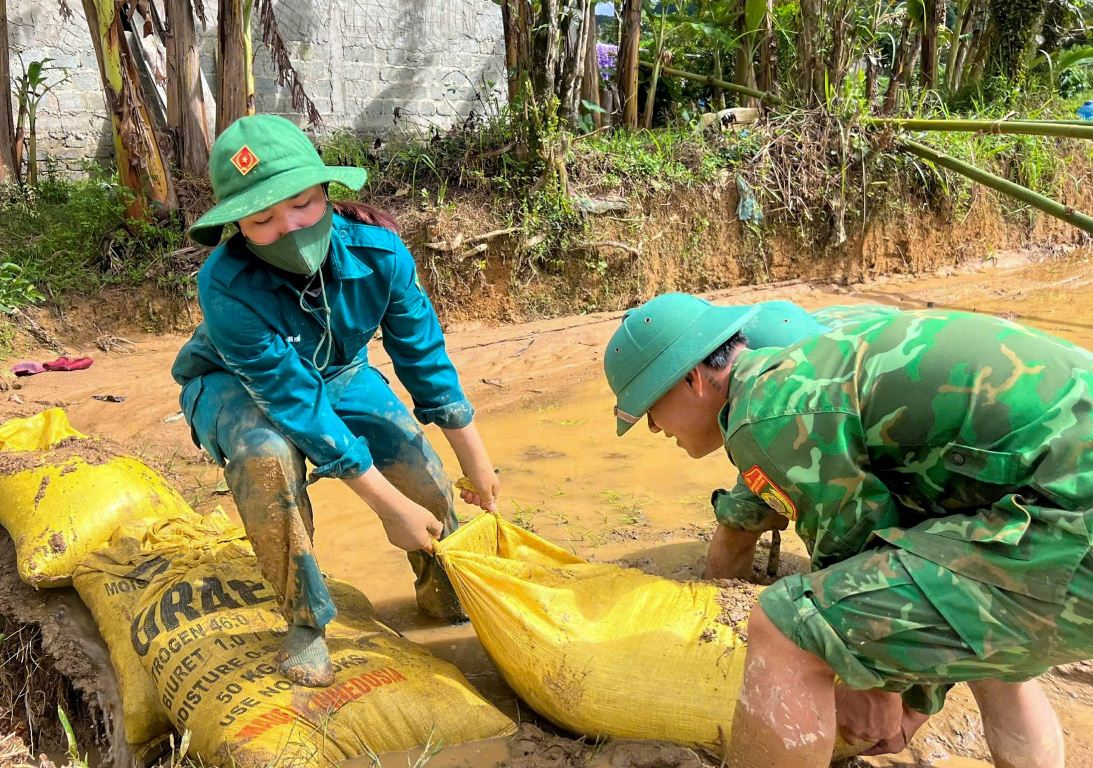 Troops help people overcome flood’s consequences