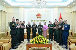 Defense Minister Receives Chief of Thai Defense Forces