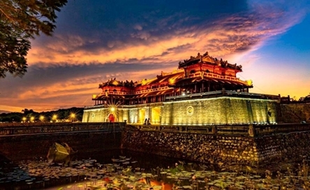 Winners of "Vietnam through the lens of international photographers" photo exhibition awarded