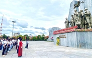 OV youth pay tribute to President Ho Chi Minh, fallen heroes