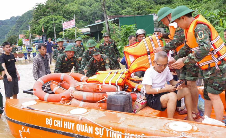 Nearly 10,000 troops help residents to overcome flood aftermath